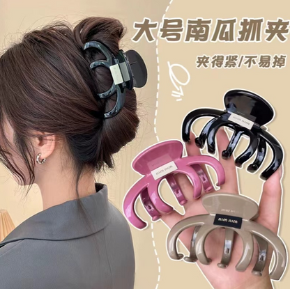 Large black & pink hair claw clips RM1 at Satuland—Kuala Lumpur’s all-pink discount store in Cheras